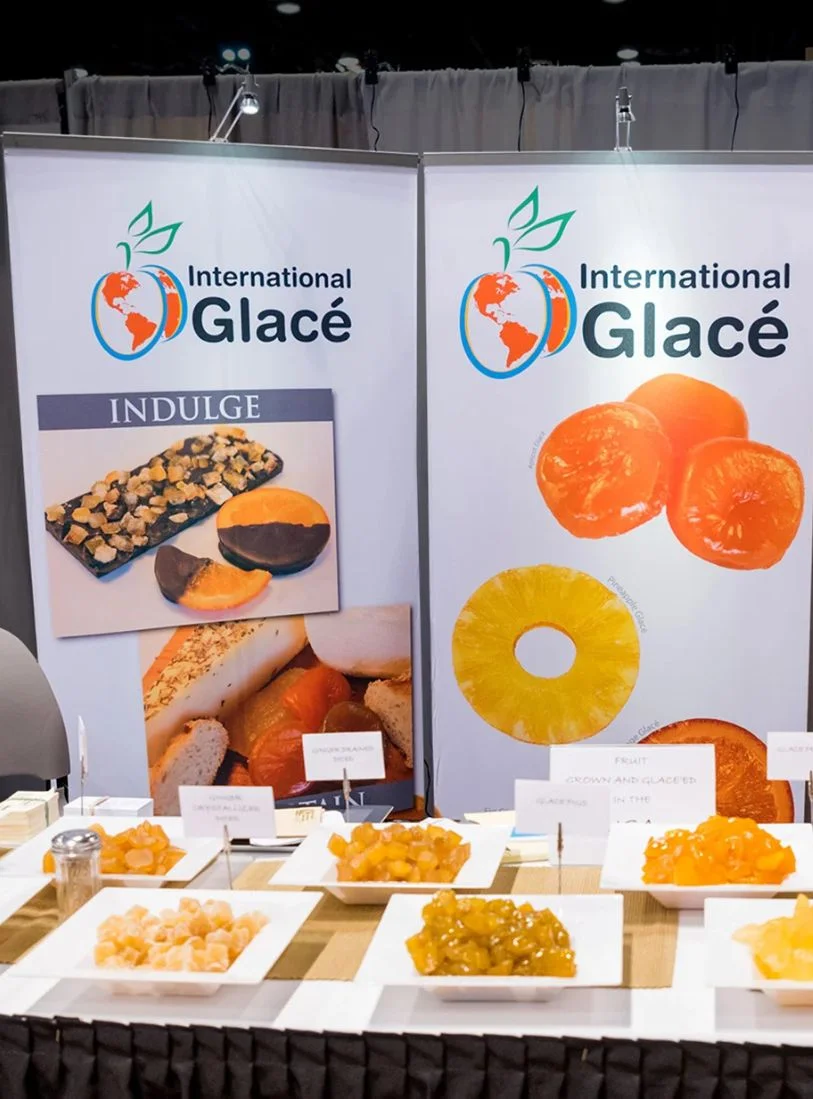 Retractable trade show banner stand